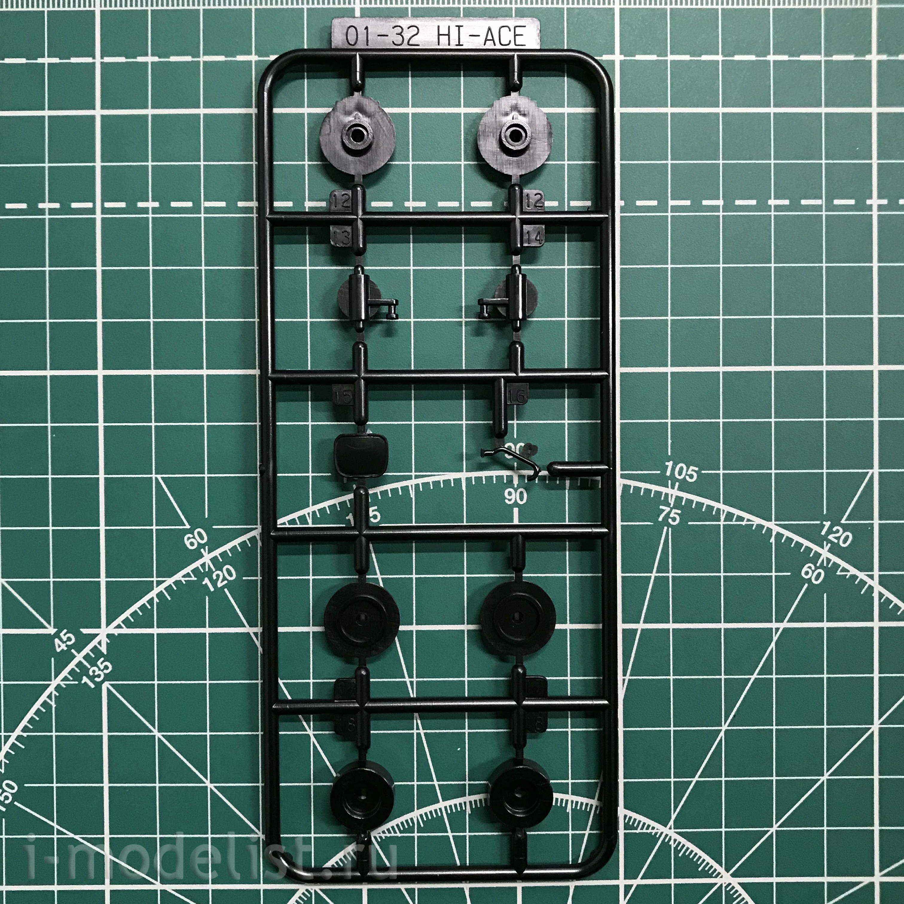 05815 Aoshima 1/24 Toyota HiAce TRH200V