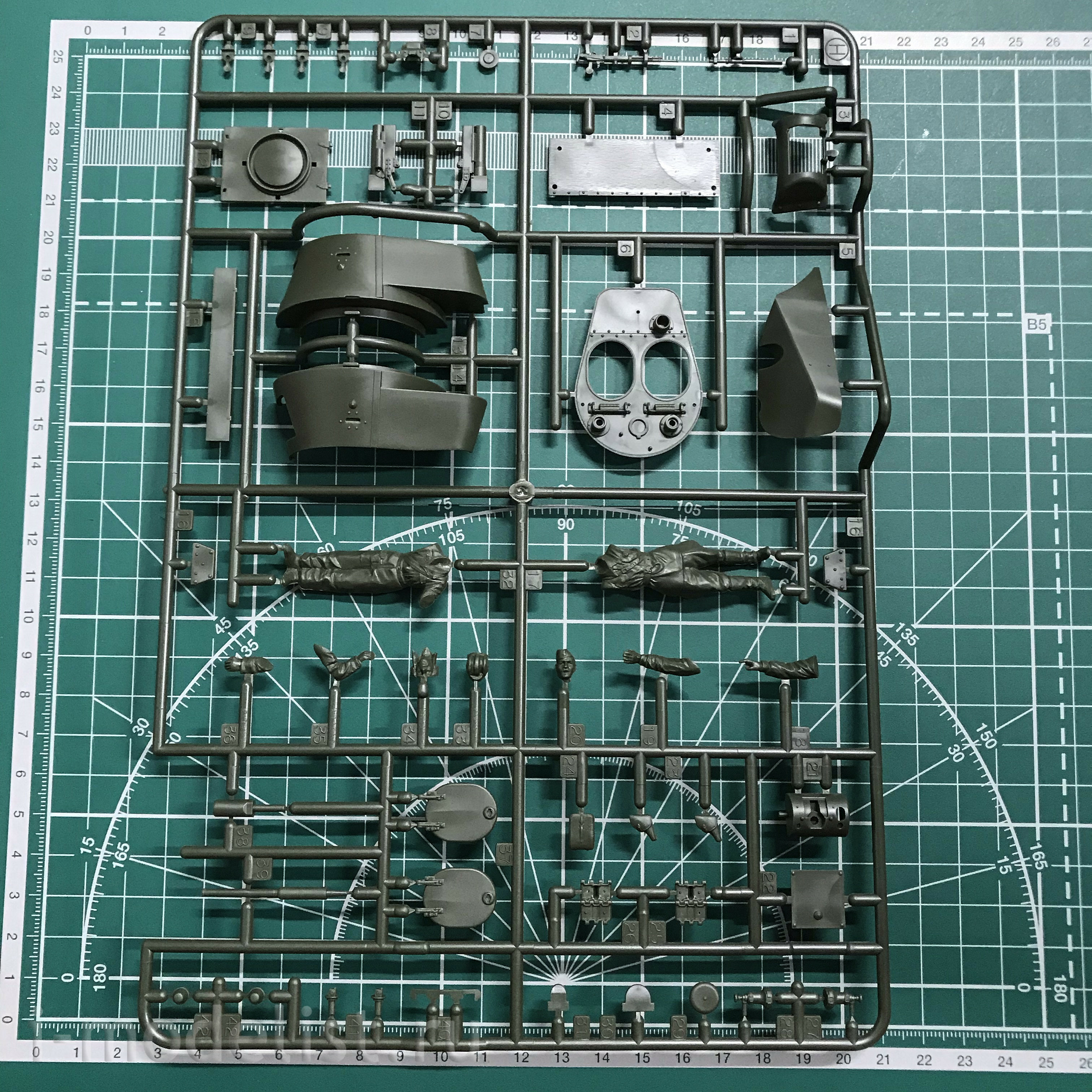 35327 Tamiya 1/35 Tank BT-7 (issue 1937), 2 figures, photo etching.