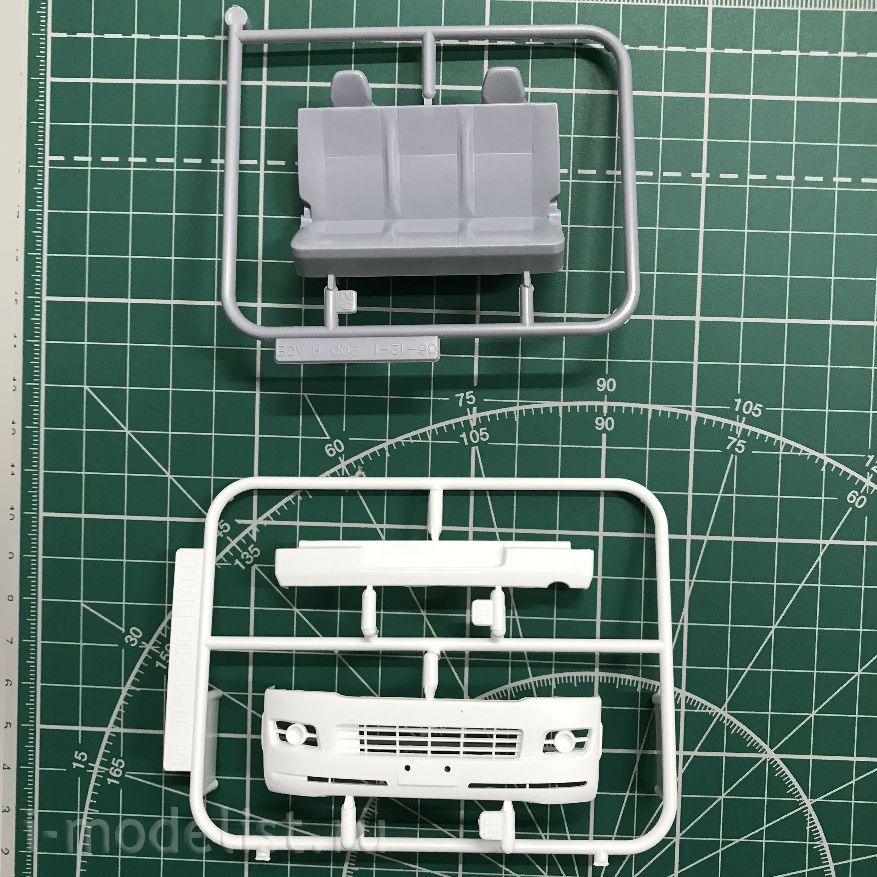 05815 Aoshima 1/24 Toyota HiAce TRH200V
