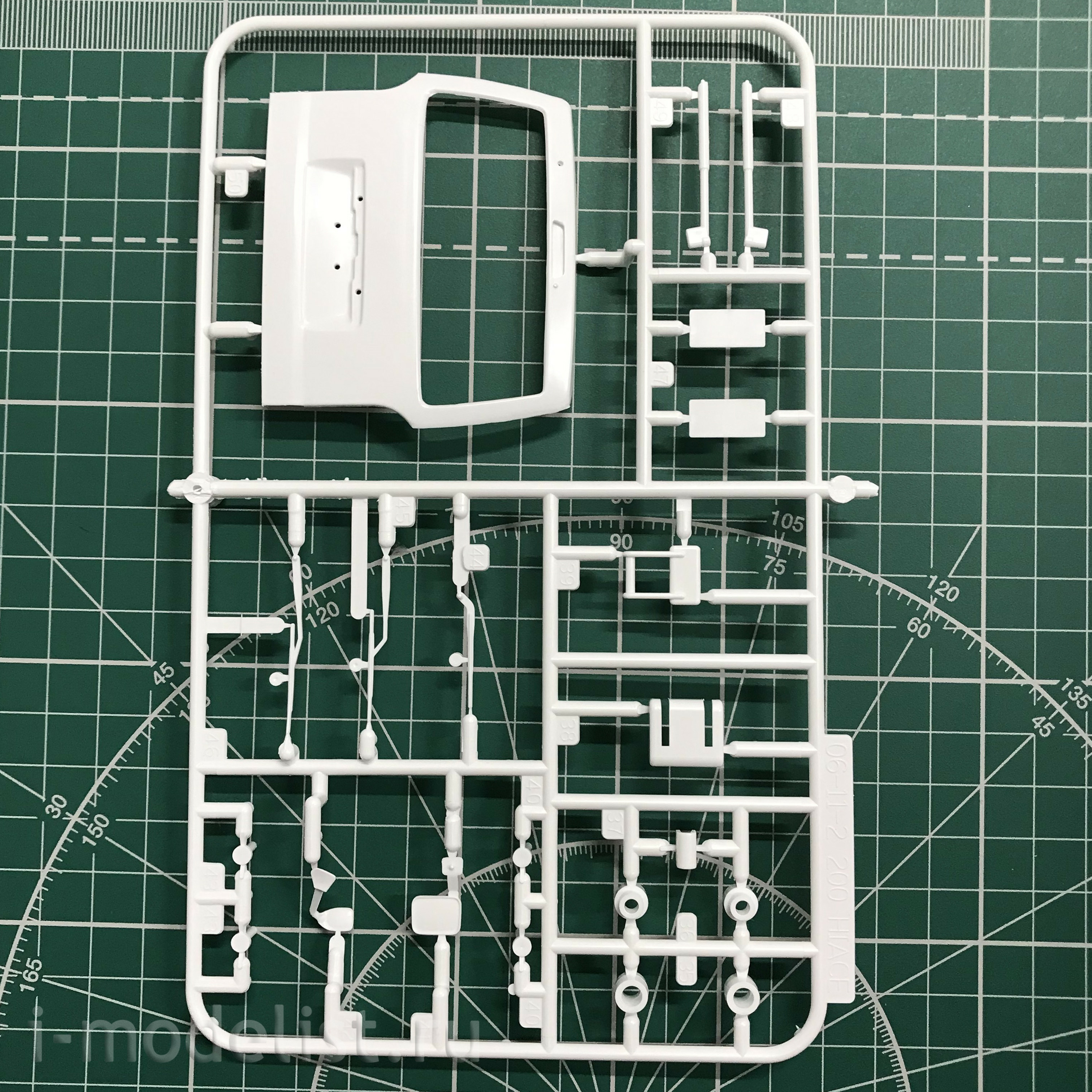 05815 Aoshima 1/24 Toyota HiAce TRH200V