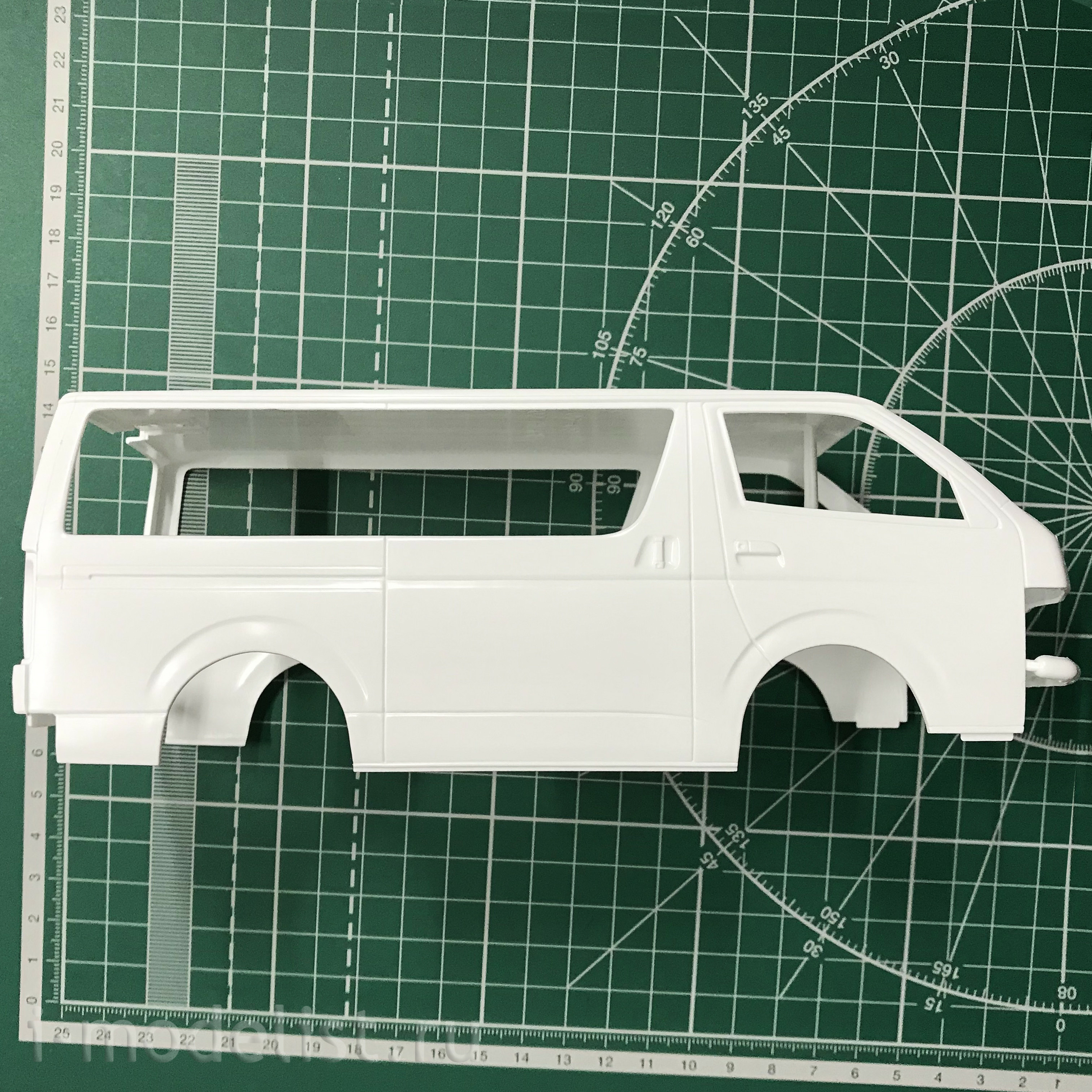05815 Aoshima 1/24 Toyota HiAce TRH200V