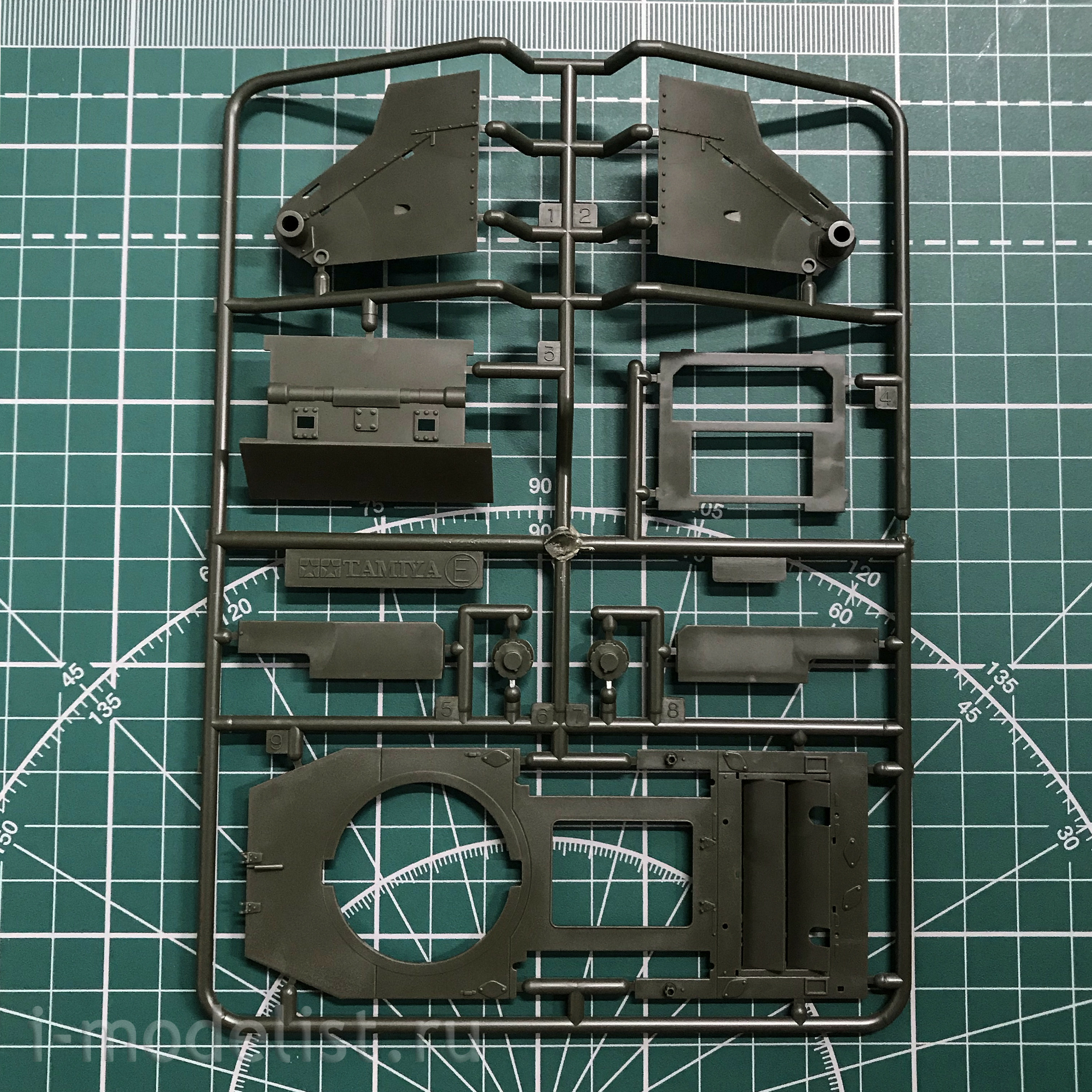 35327 Tamiya 1/35 Tank BT-7 (issue 1937), 2 figures, photo etching.