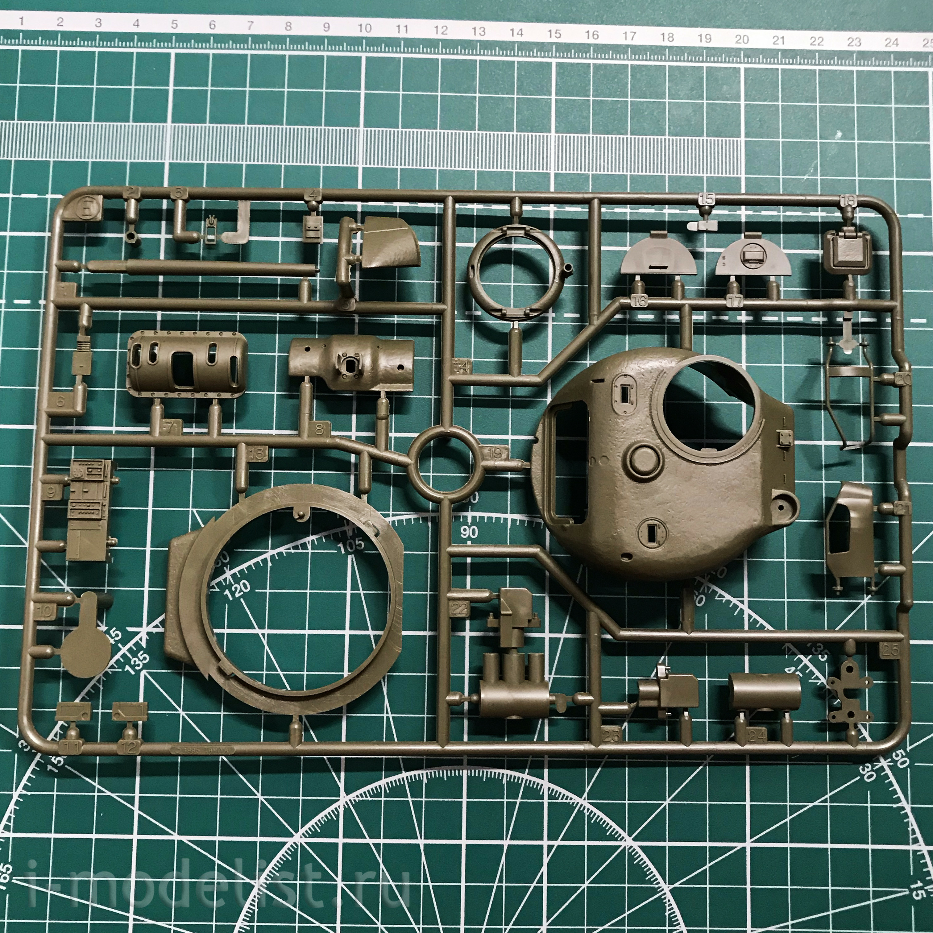 35190 Tamiya 1/35 American medium tank M4 Sherman (early version) 1942. with 3 figures tankers