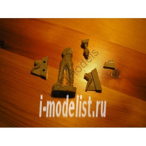 535001 HADmodels 1/35 Hungarian Igla Missile operator set with original lasercutted WOOD box, PE set and decal 