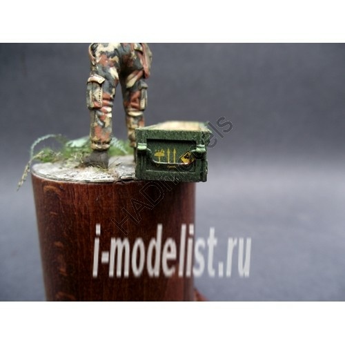 135013 HADmodels 1/35 IGLA Missiles and original wood box 