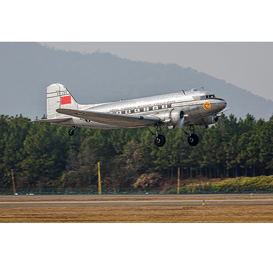 05813 Trumpeter 1/48 American short-haul transport aircraft DC-3