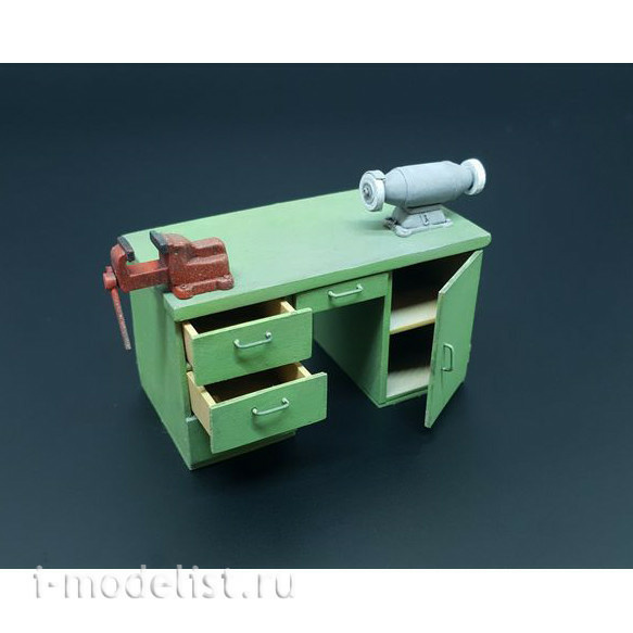HLU35116 Hauler 1/35 Workbench with Table Grinder and Vise