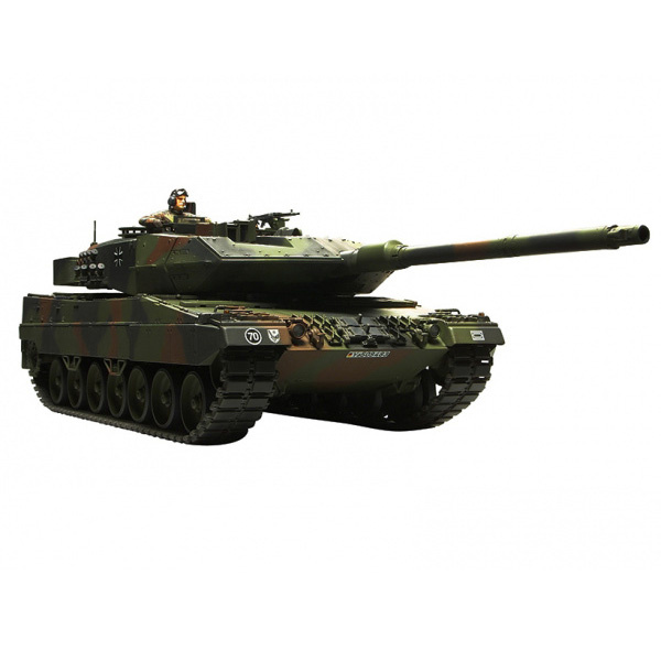35271 Tamiya 1/35 Leopard 2A6 Main Battle Tank German leopard main tank, 2001 with three figures tankers.