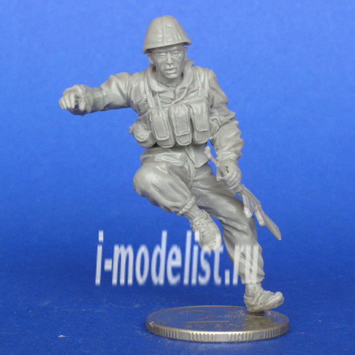 Mcf35165 MasterClub 1/35 Soviet soldier sitting on the APC-70. Afghanistan